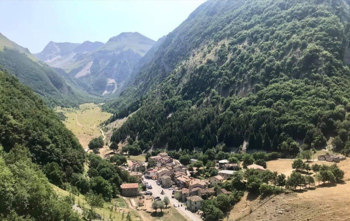 Il borgo di Foce visto dall'alto, in fondo alla valle