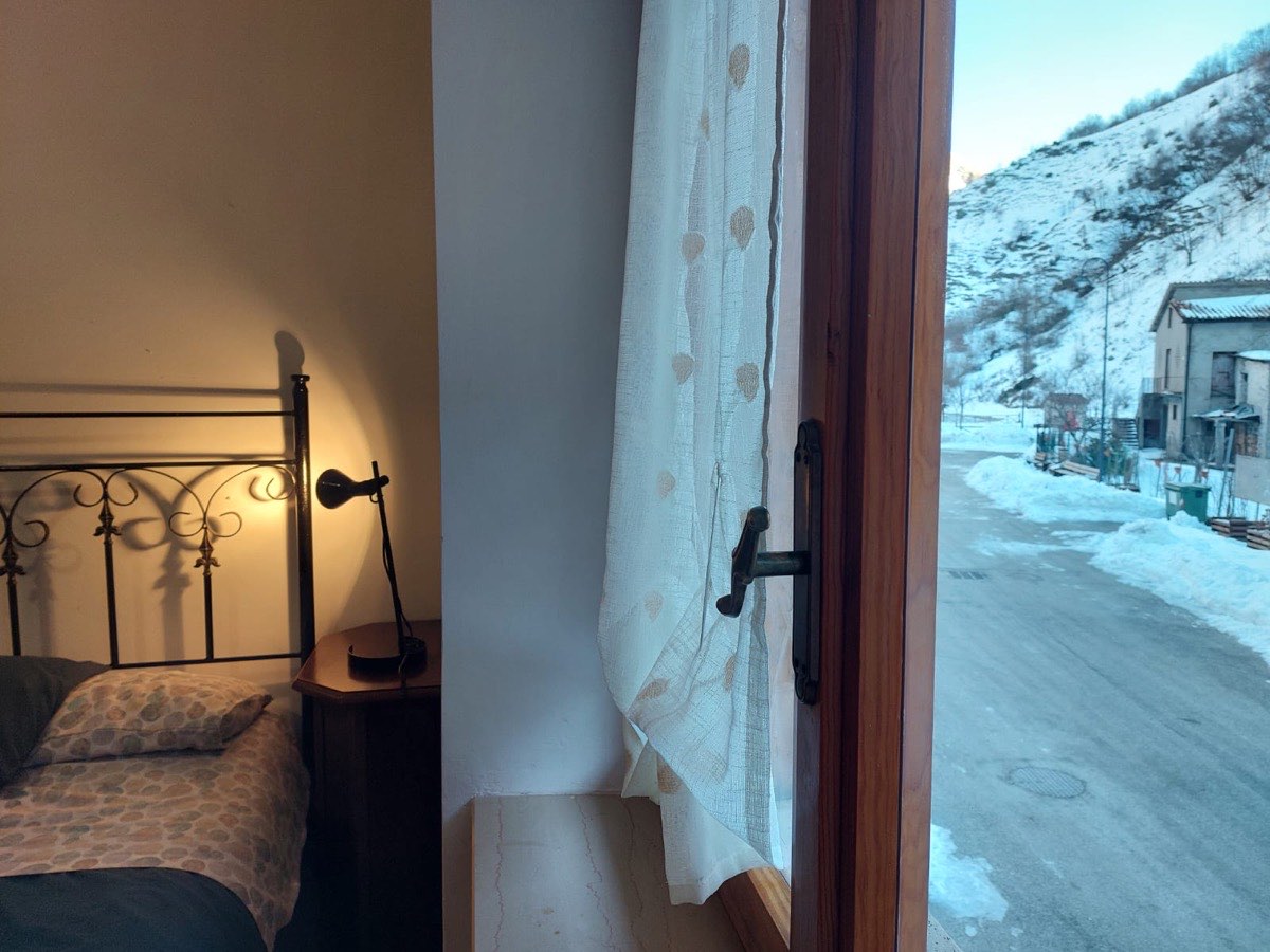 Il borgo di Foce innevato visto dalla finestra della camera