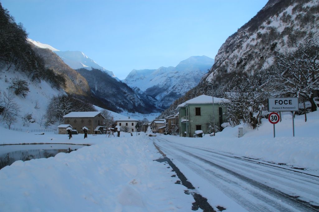 La piazza di Foce innevata