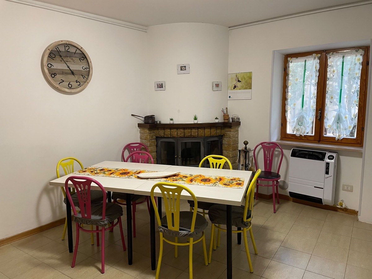 Sala da pranzo con camino