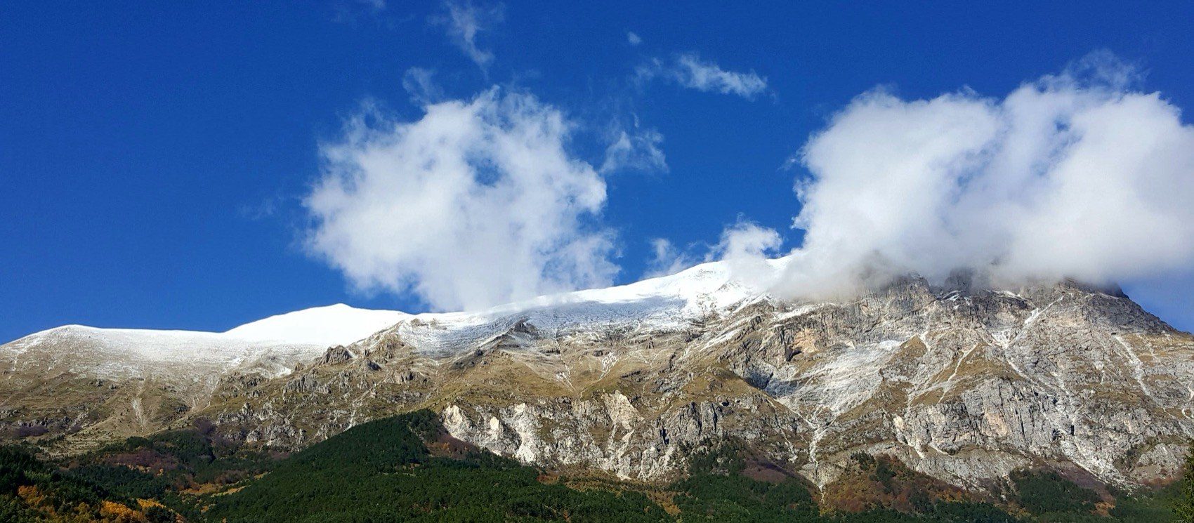 Monte Vettore con la prima neve e i boschi in autunno